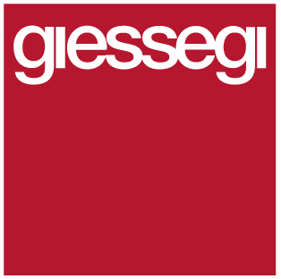 La parola "giessegi", scritta in minuscolo bianco, era centrata su uno sfondo quadrato rosso scuro.