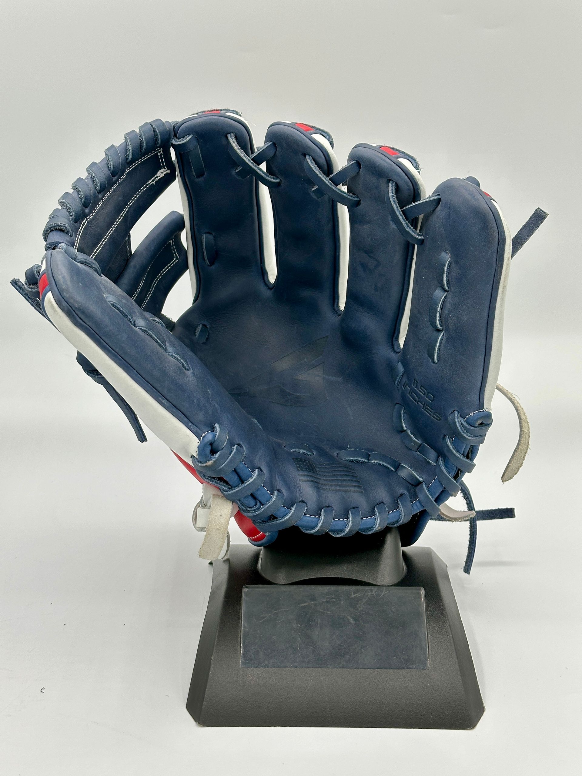 A baseball glove is sitting on a display stand