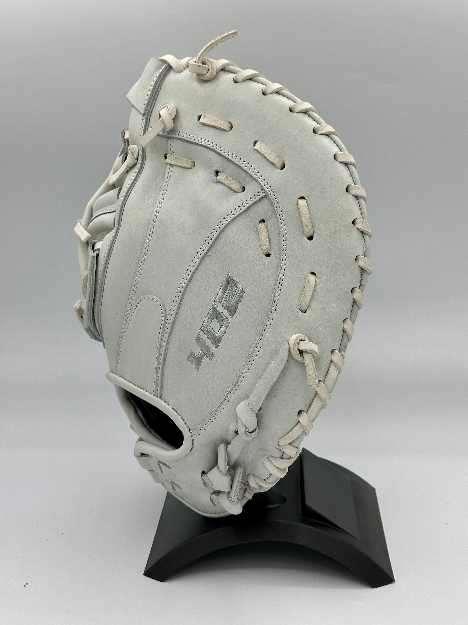 A white catcher 's mitt that says ' zett ' on it