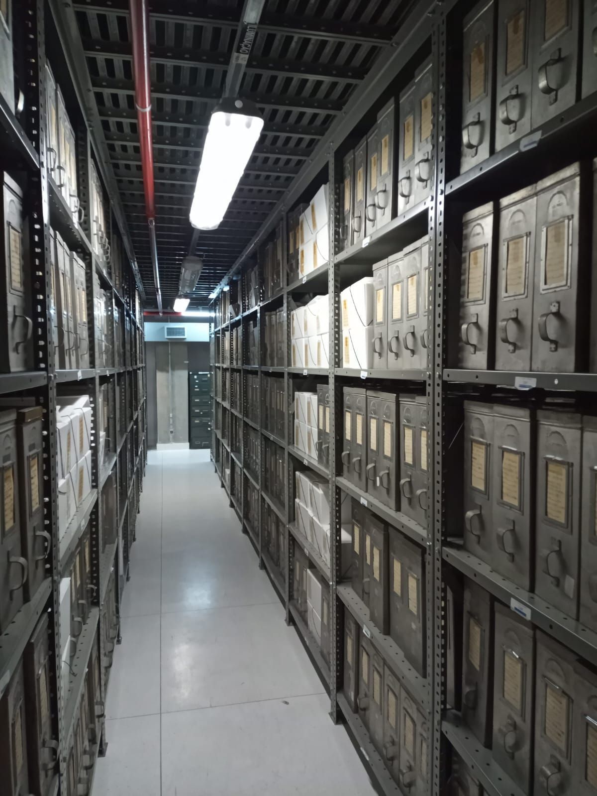 Estante de documentos históricos em caixas de arquivo