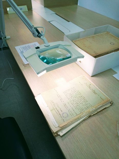 Arquivo institucional organizado com caixas de documentos catalogadas
