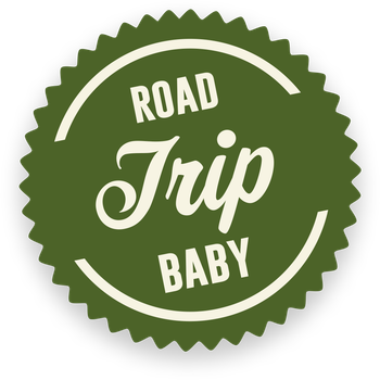 Insigne circulaire vert avec le texte : « ROAD TRIP BABY ».