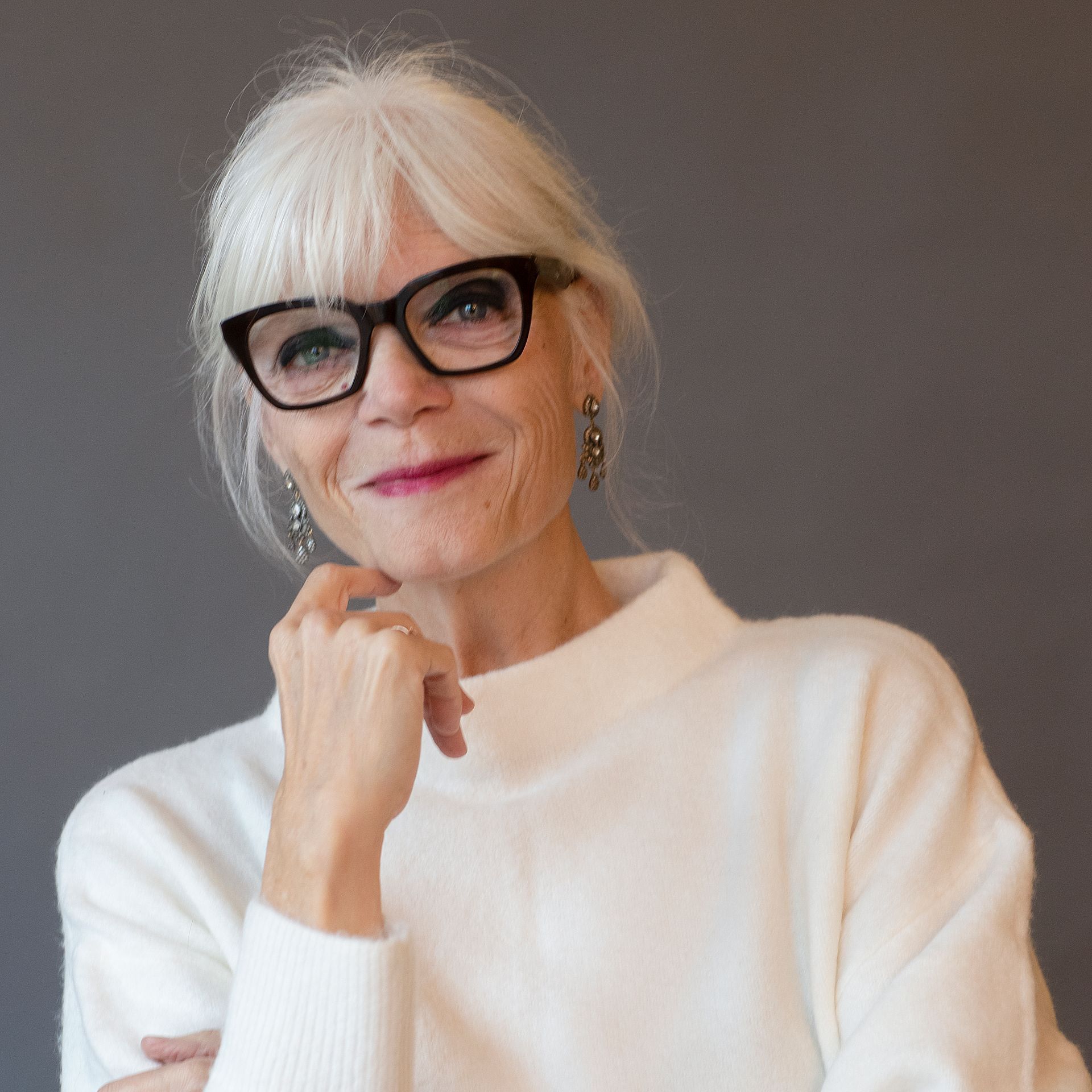 Potrætbillede af Susanna wiederquist iført sorte briller og en hvid sweater