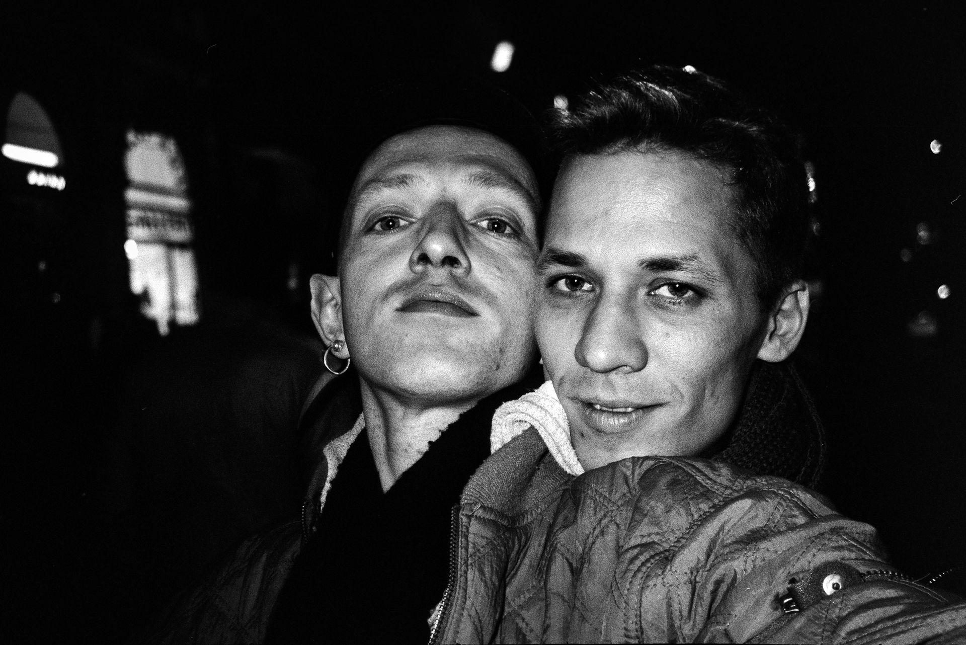 Auf einem Schwarzweißfoto posieren zwei Männer zusammen für ein Foto.
