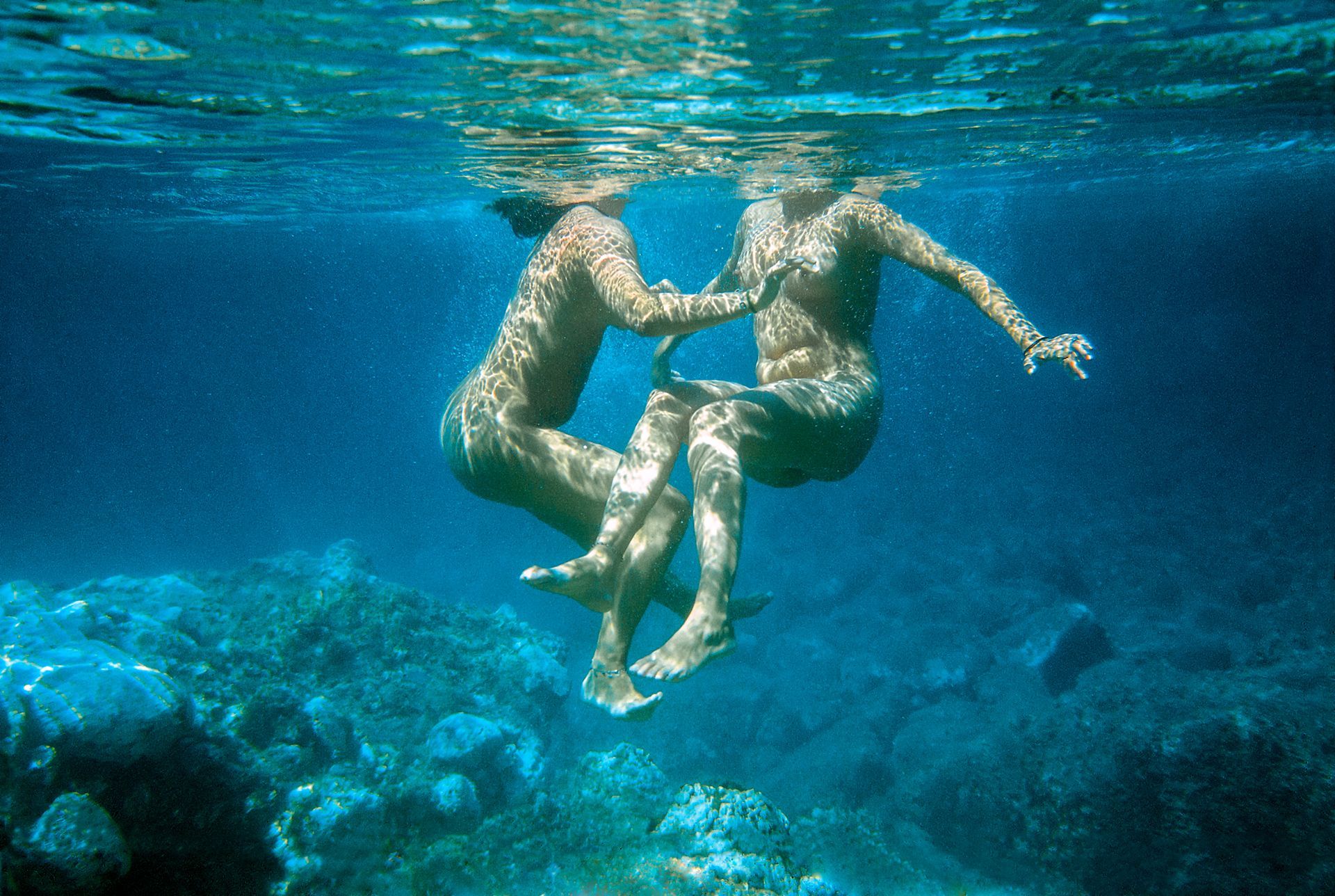 Zwei Personen unter Wasser