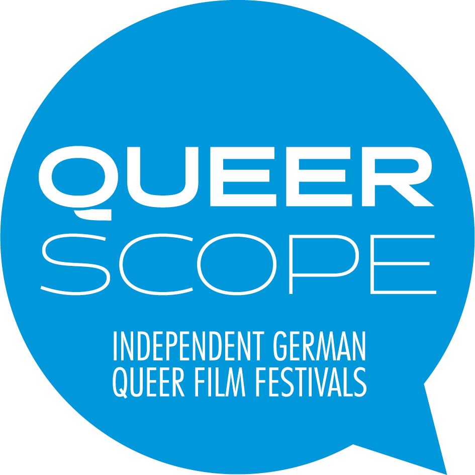Das Logo von QueerScope in weißer Schrift in einem blauen Kreis