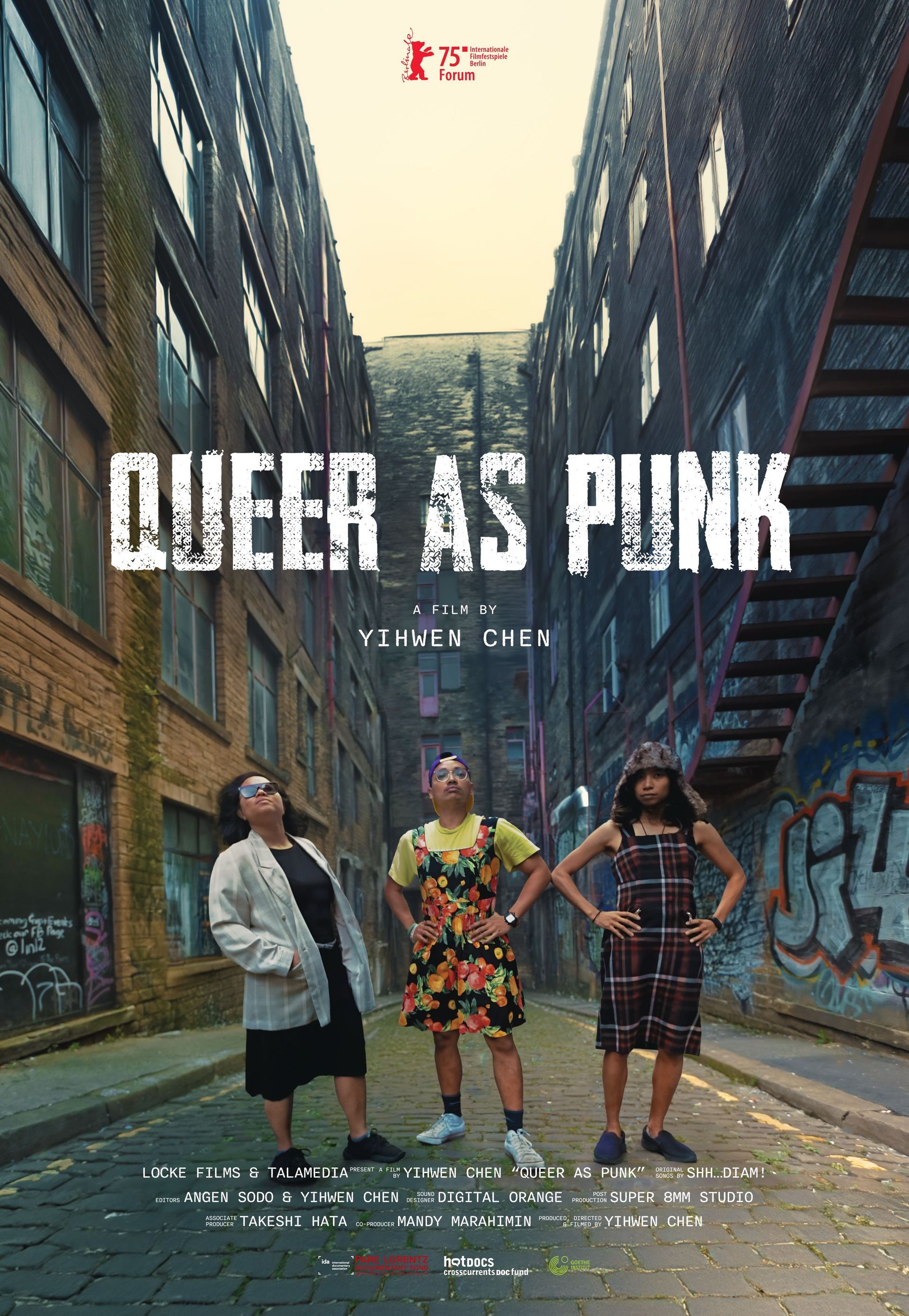 Drei unterschiedliche Menschen in einer engen Gasse, darüber die Worte „Queer as Punk“. Im Hintergrund Gebäude.
