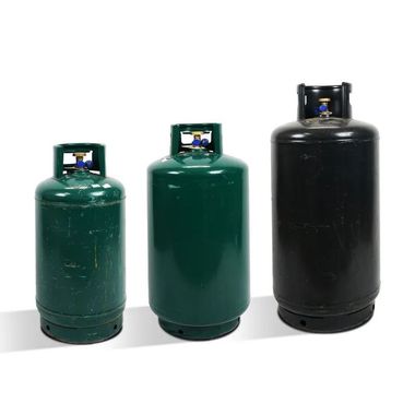 Tre bombole di gas propano: due verdi e una nera, affiancate su uno sfondo bianco.