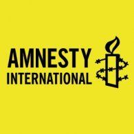 Logo van Amnesty International: Gele achtergrond met de tekst