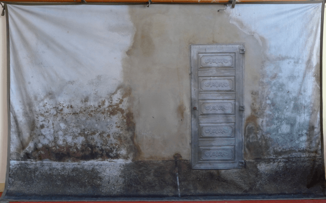 Cubaanse muur met op de achtergrond een deur.