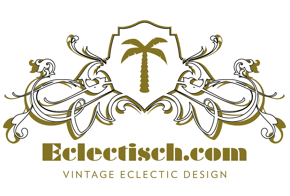 Het logo van Eclecticch.com met een gouden palmboomembleem en sierlijke versieringen, en de tekst