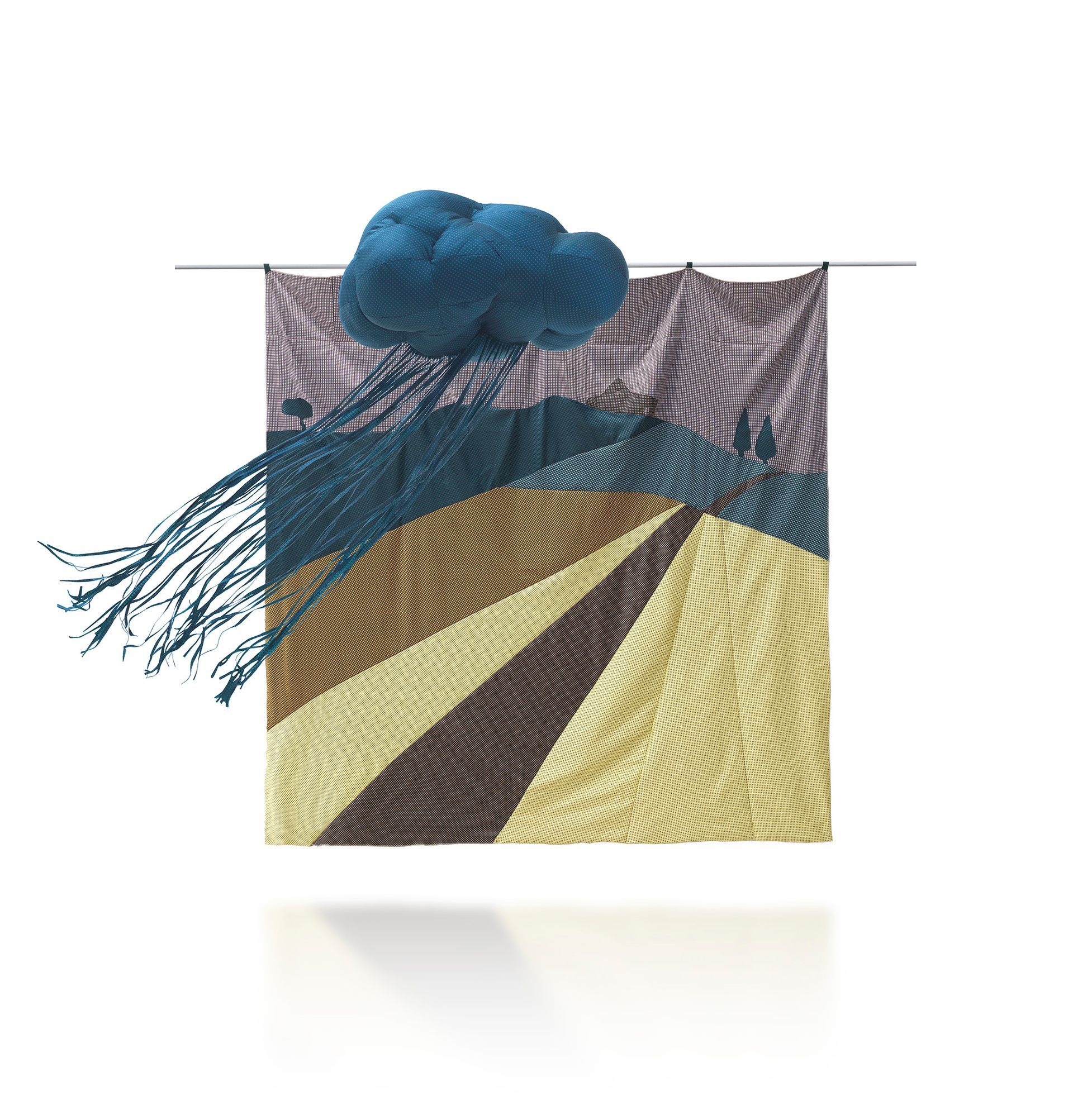 Abstract textielkunstwerk, berglandschap. Wolken, regen, diverse stoffen met patronen in aardse tinten.