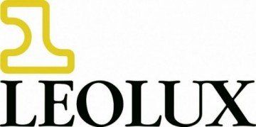 Geel, gestileerd logo boven het woord LEO LUX in zwarte letters.