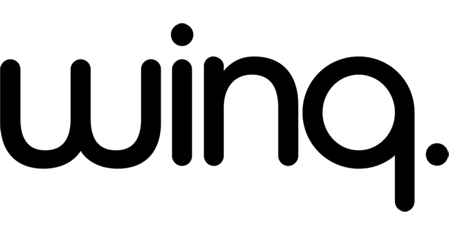 Zwart logo in kleine letters, de vorm van een vleugel, met afgeronde vormen en zwarte puntjes boven de i en de g.