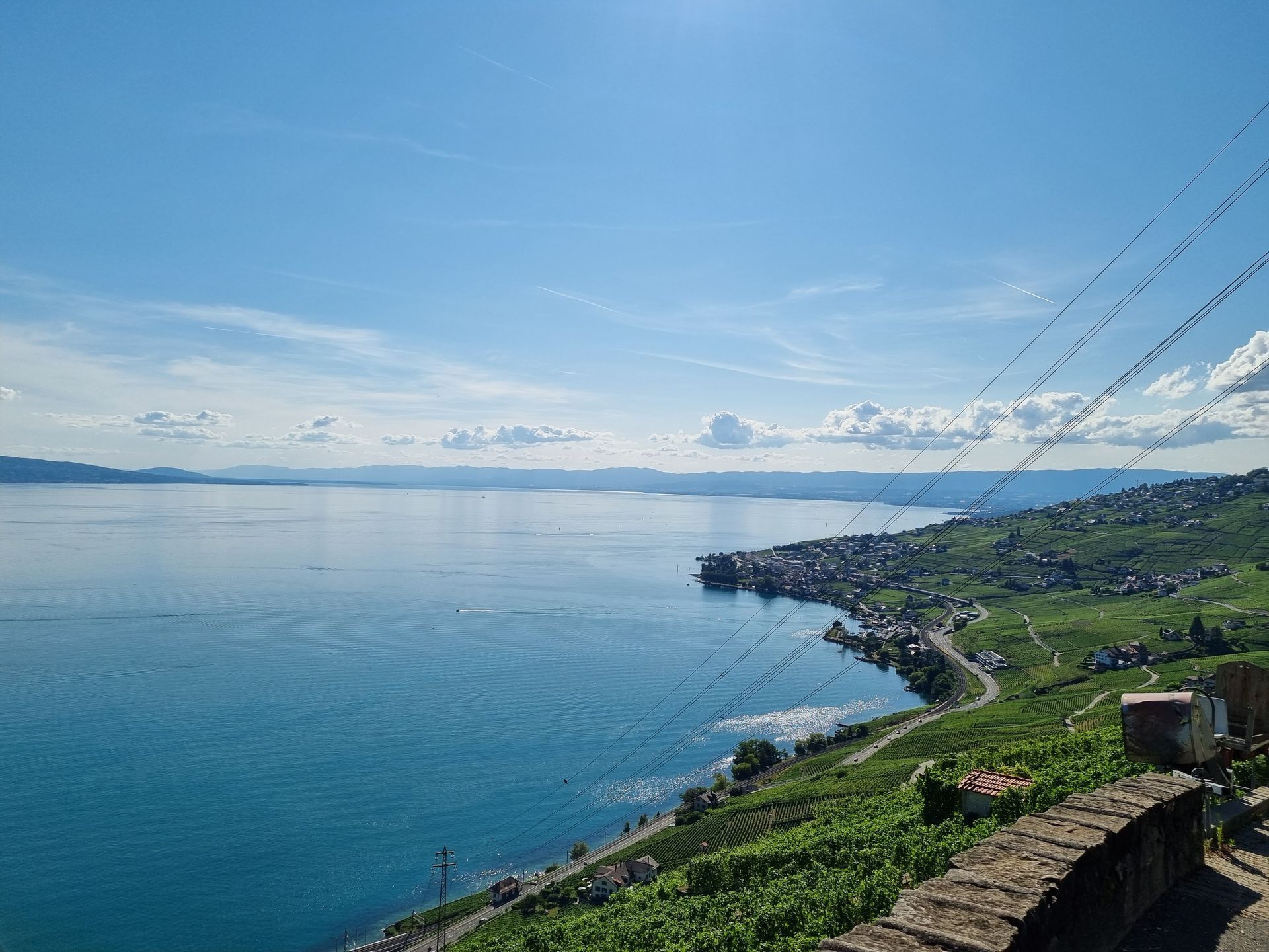 Une vue d'une grande étendue d'eau depuis une falaise.