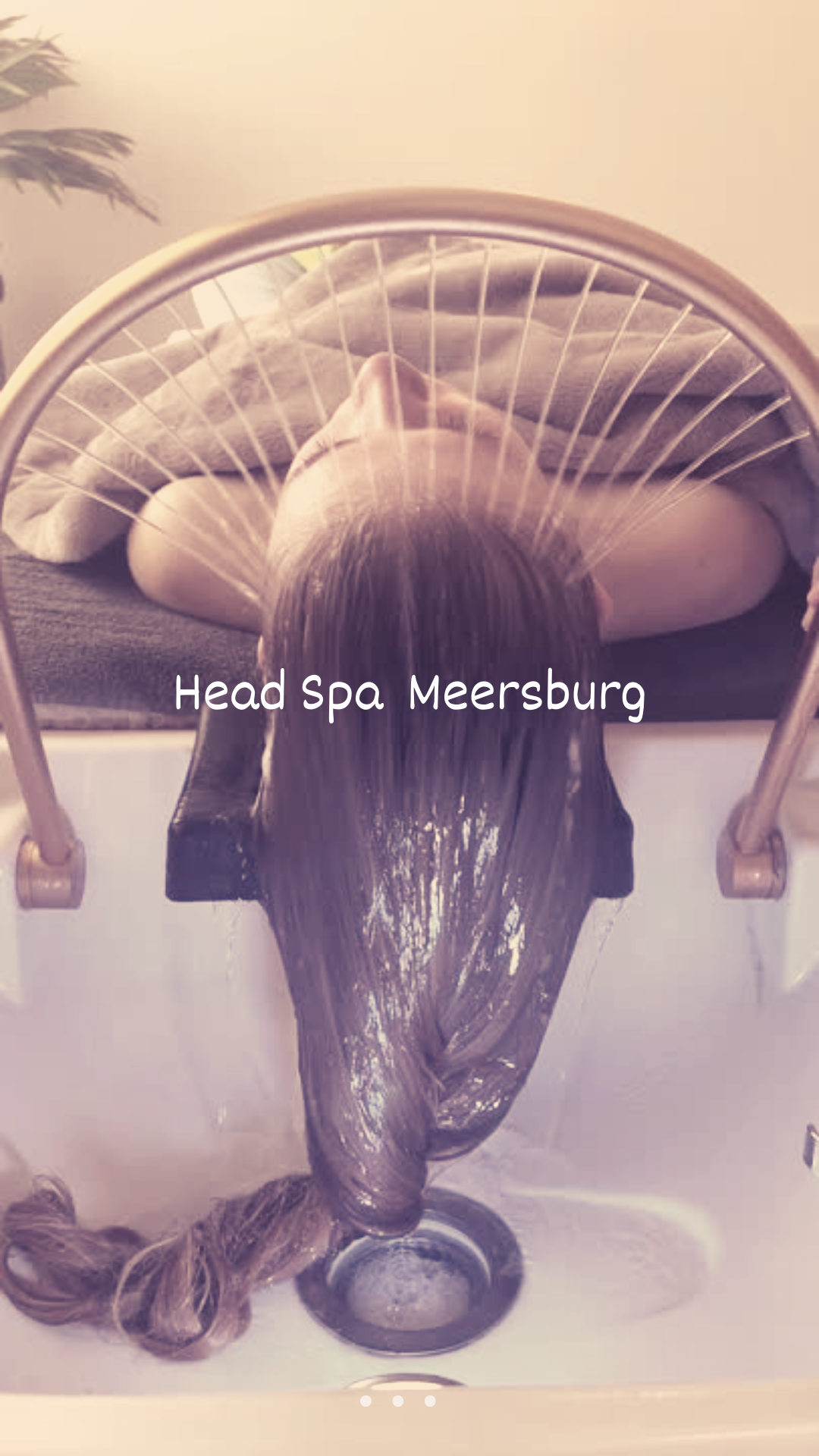 Eine Frau bekommt in einem Spa eine Massage.