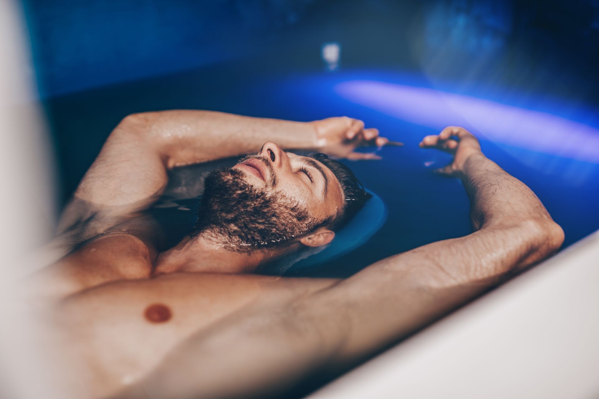 Ein Mann und eine Frau schwimmen in einem Schwimmbecken.