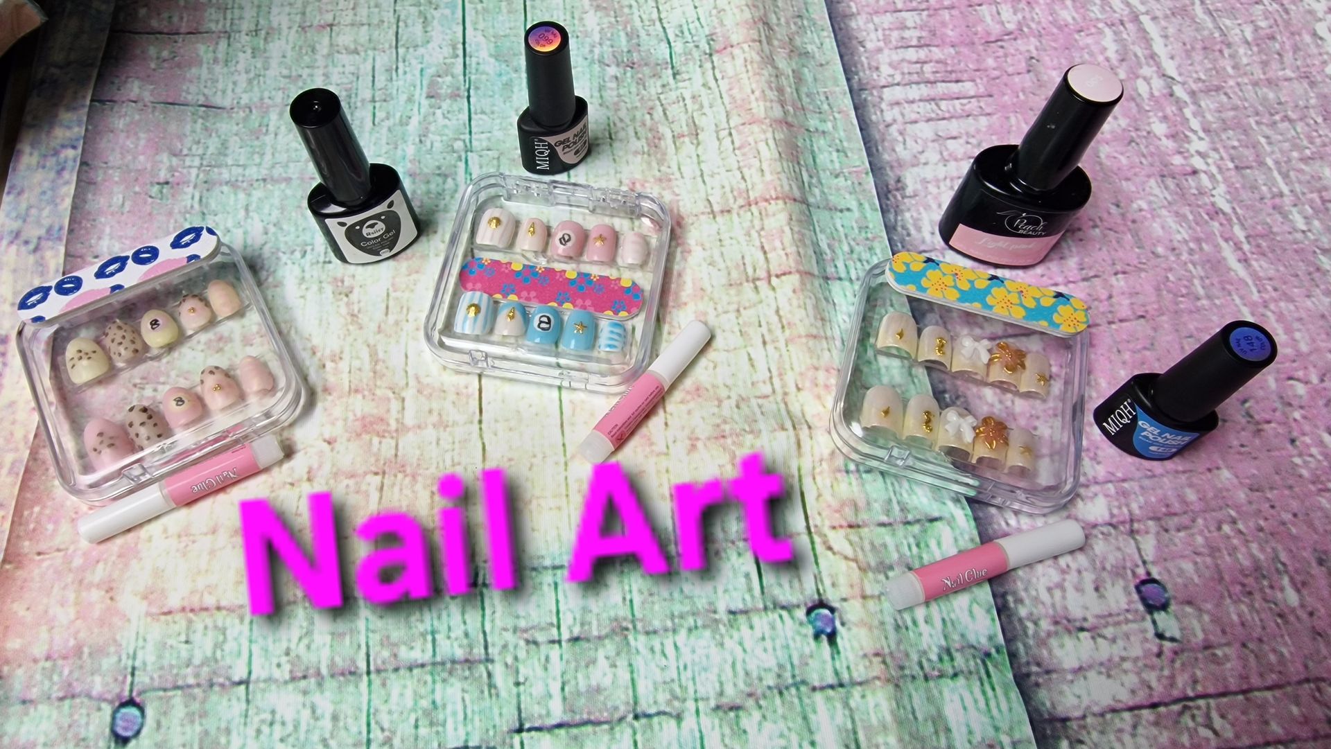 Kleurrijke nail art set met flesjes nagellak, kunstnagels en kwasten op een pastelkleurige achtergrond met de tekst