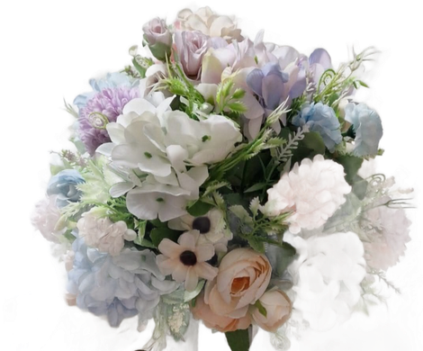 Zacht pastelkleurig boeket met witte, lavendelkleurige, blauwe en perzikkleurige bloemen en groen blad.