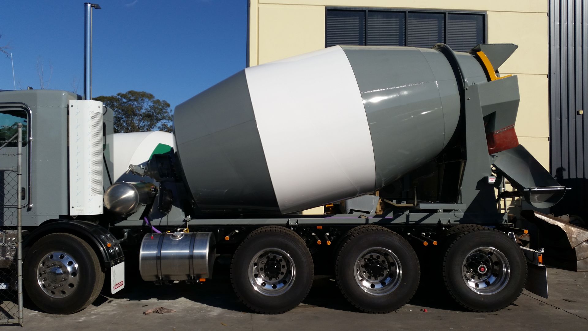 Low-Profile 8-Wheel Mixer — Sumner, QLD — Thai Steel Fabrications