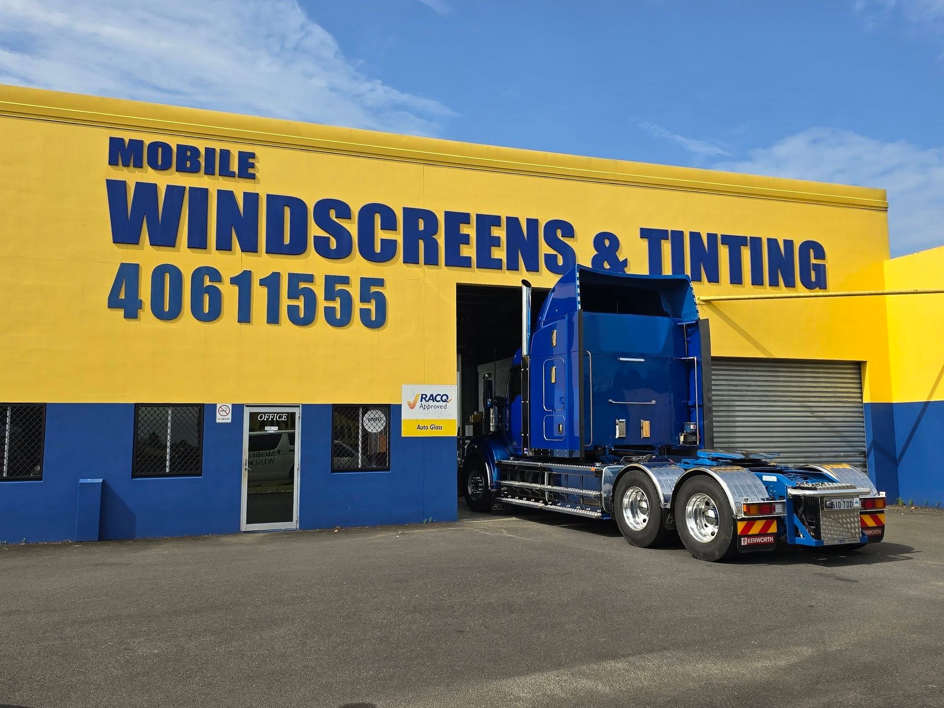 Blue Semi-truck Parked — Mobile Windscreens FNQ in Innisfail, QLD