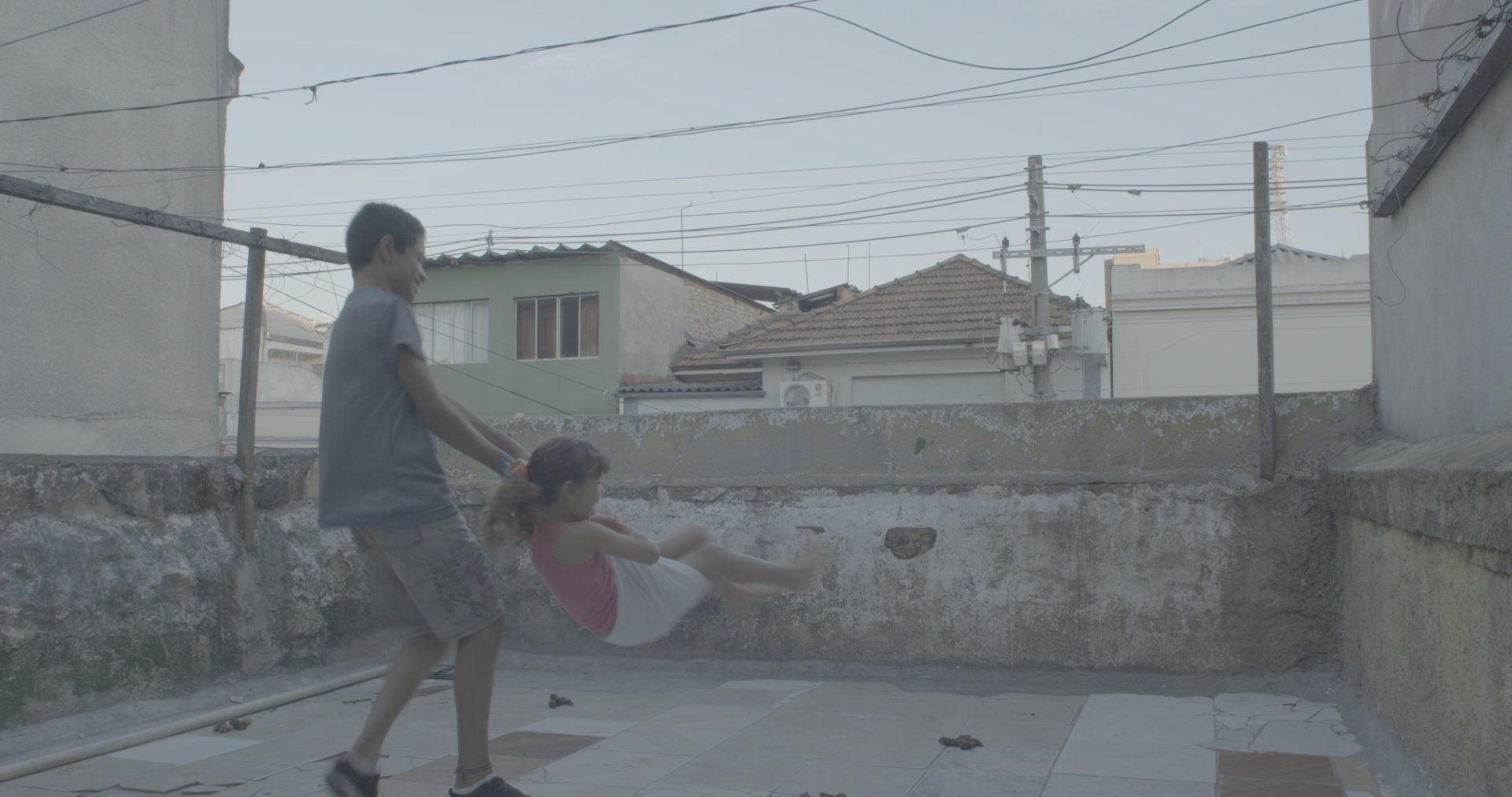 Um menino e uma menina estão brincando em um quintal.