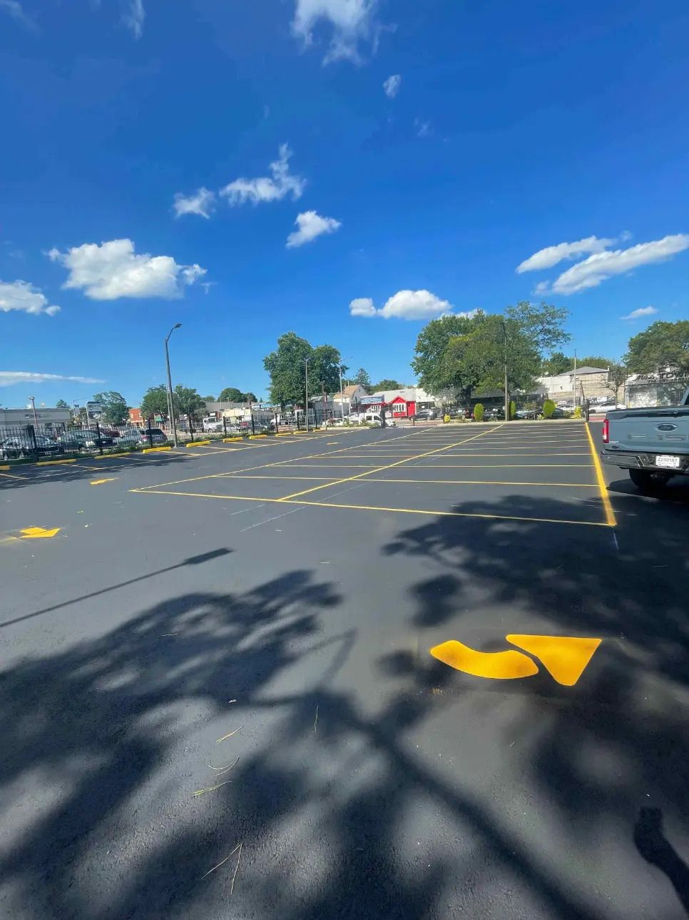A parking lot with a yellow arrow pointing to the right