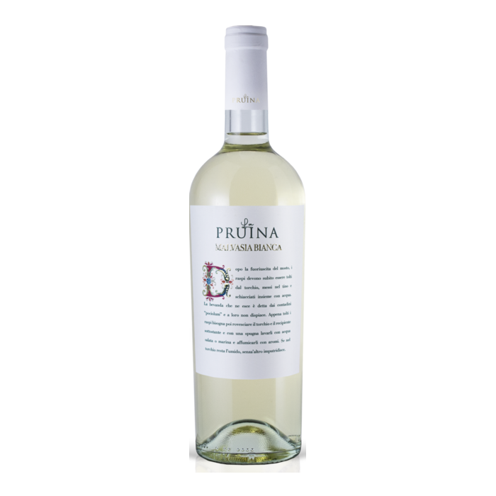 Een heldere fles Prúna witte wijn met een wit etiket op een effen witte achtergrond.