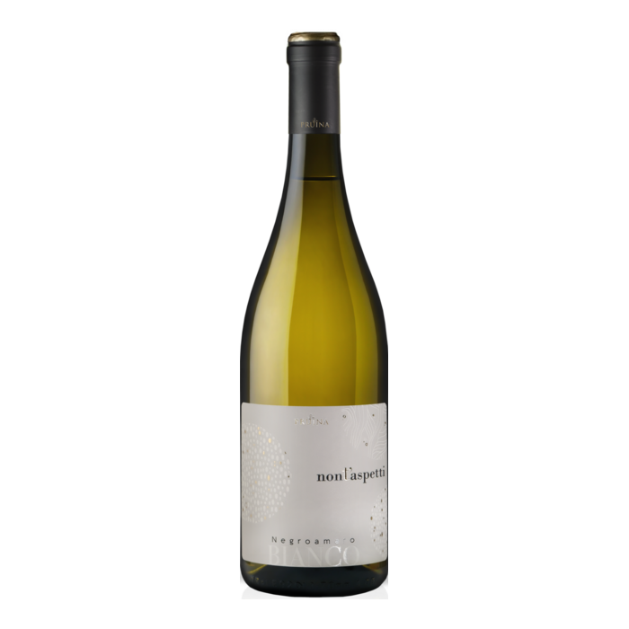 Fles witte wijn met een groen etiket op een witte achtergrond.