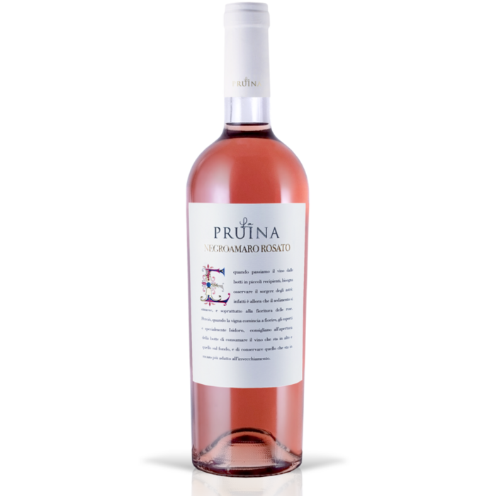 Roséwijnfles met wit etiket en zilveren dop op een witte achtergrond.
