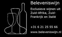 Het Beleveniswijn-logo met wijnglazen en een fles, plus tekst voor exclusieve wijnen en contactgegevens.