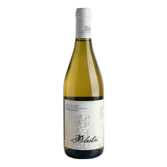 Fles witte wijn met een zilveren dop en een lichtgeel etiket op een witte achtergrond.