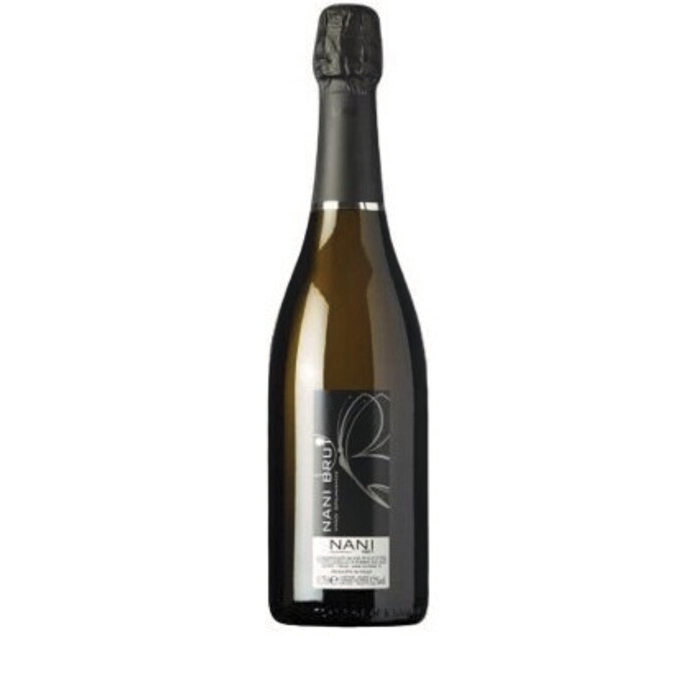 Zwarte fles mousserende wijn met gouden etiket en foliedop op een witte achtergrond.