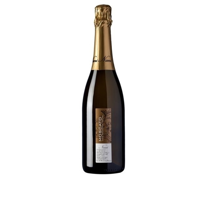 Zwarte fles mousserende wijn met goudkleurig etiket en dop op een witte achtergrond.