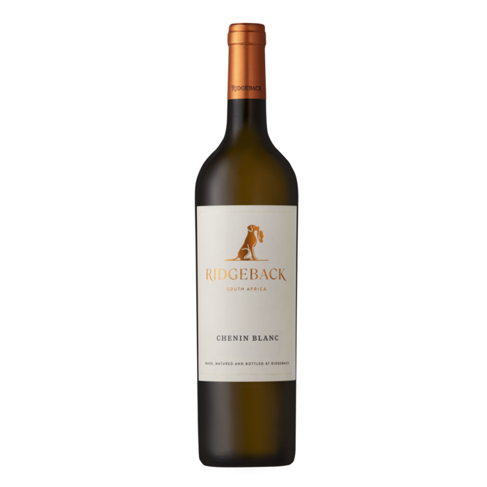Fles Ridgeback Chenin Blanc witte wijn met koperfolie en etiket op een witte achtergrond.