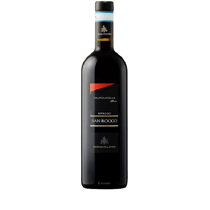 Zwarte fles San Focco rode wijn met een rood-blauw etiket op een witte achtergrond.
