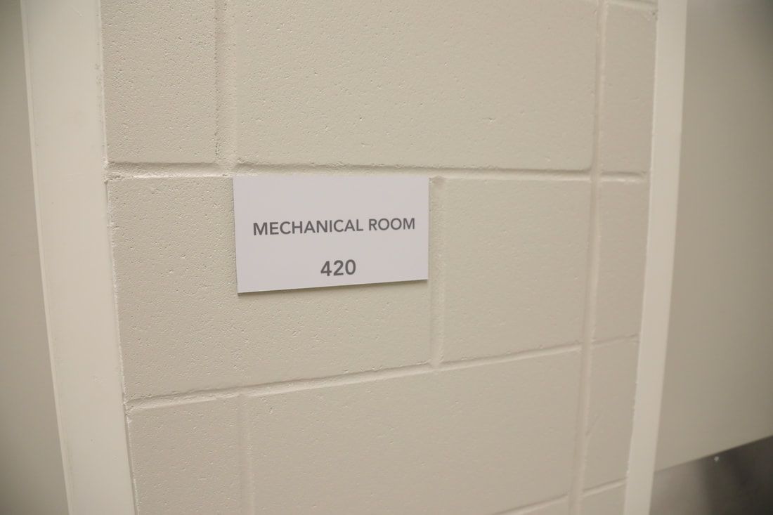 A sign on a wall that says mechanical room 470