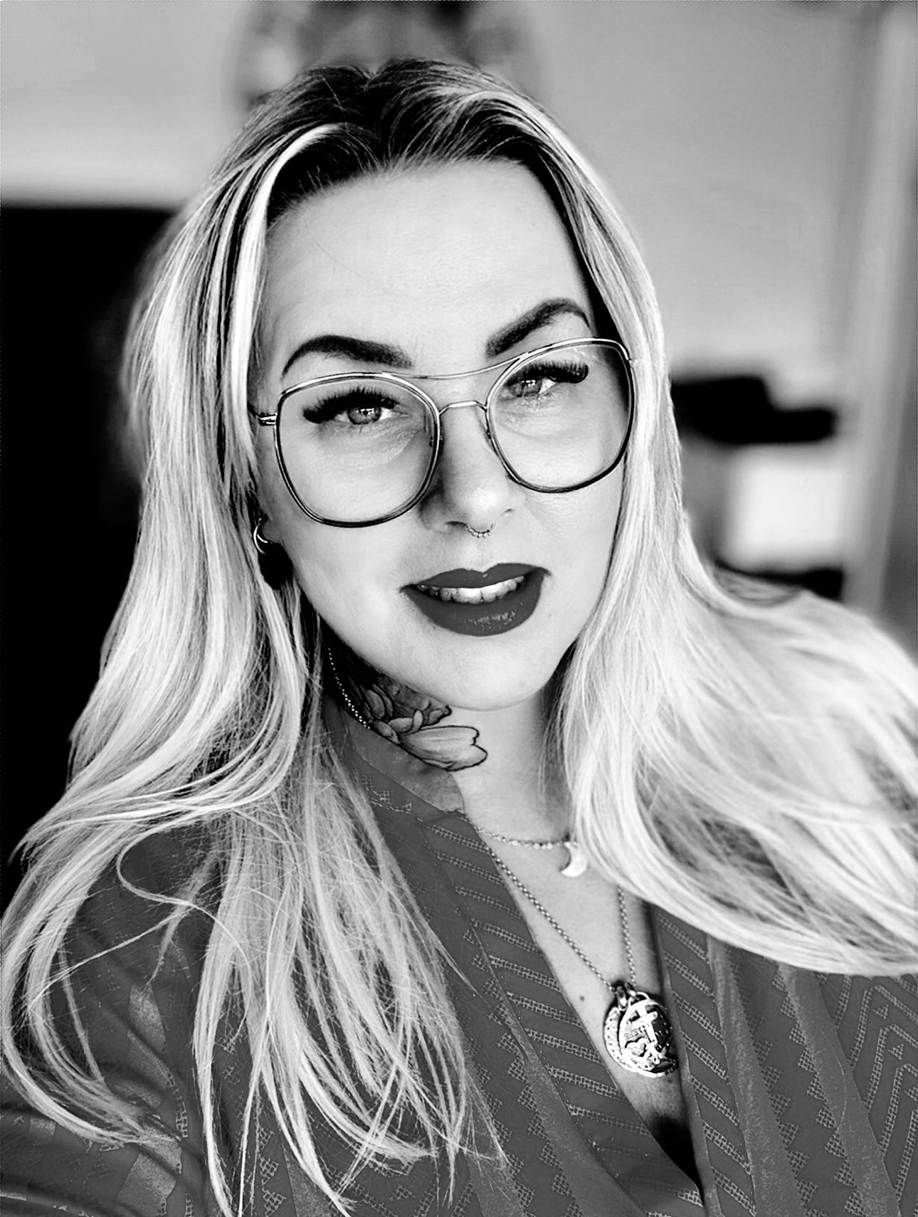 Ein Schwarzweißfoto einer Frau mit Brille.