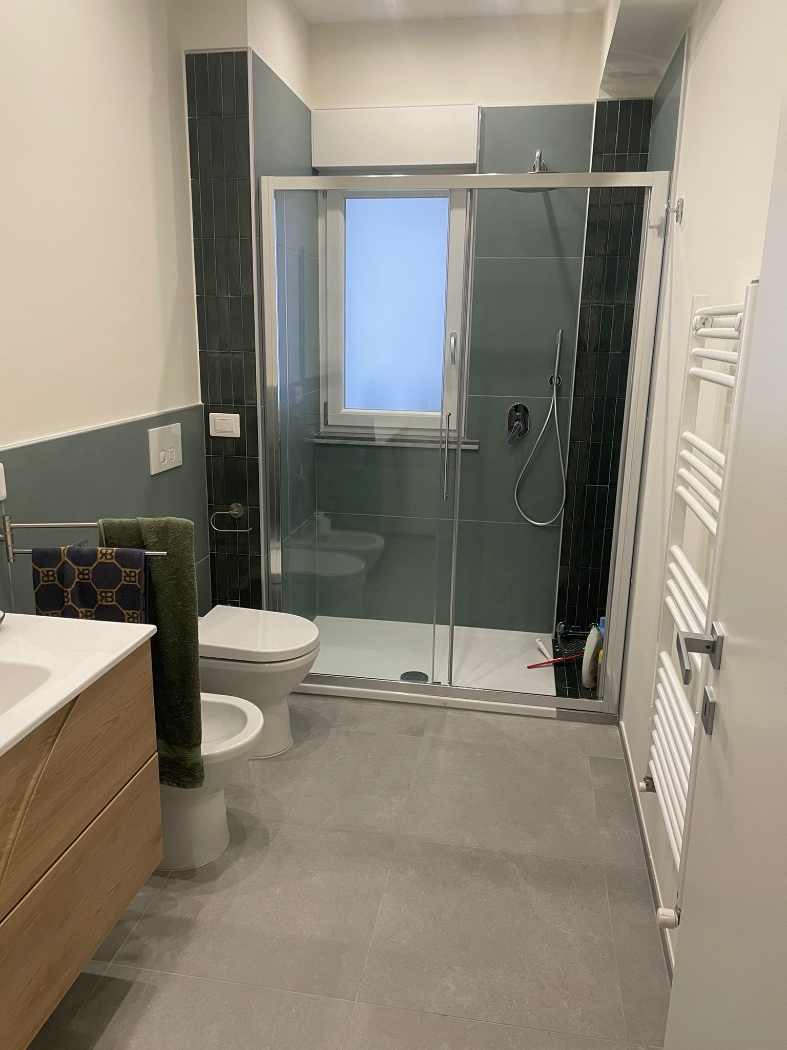 Un bagno con wc, lavandino e doccia.