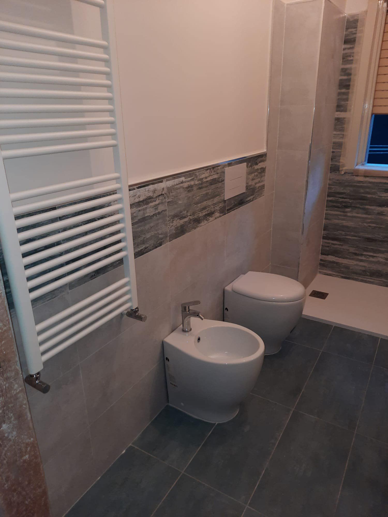 Un bagno con bidet, wc e portasciugamani.