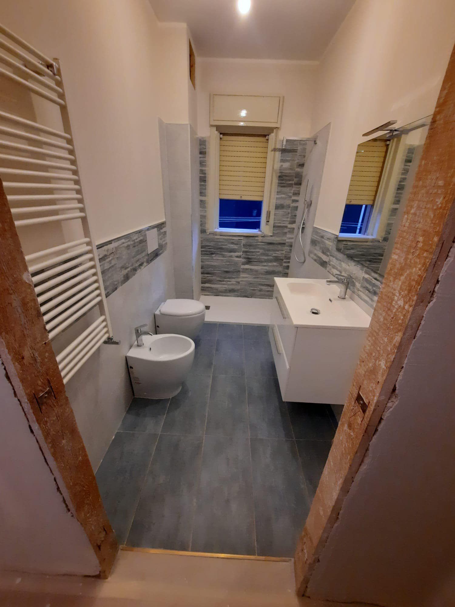 Un bagno con due wc, un bidet e un lavandino.