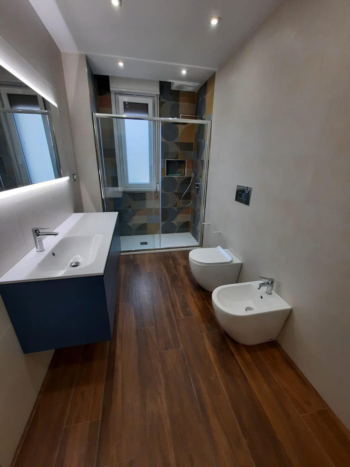 Un bagno con lavandino, wc, bidet e doccia.