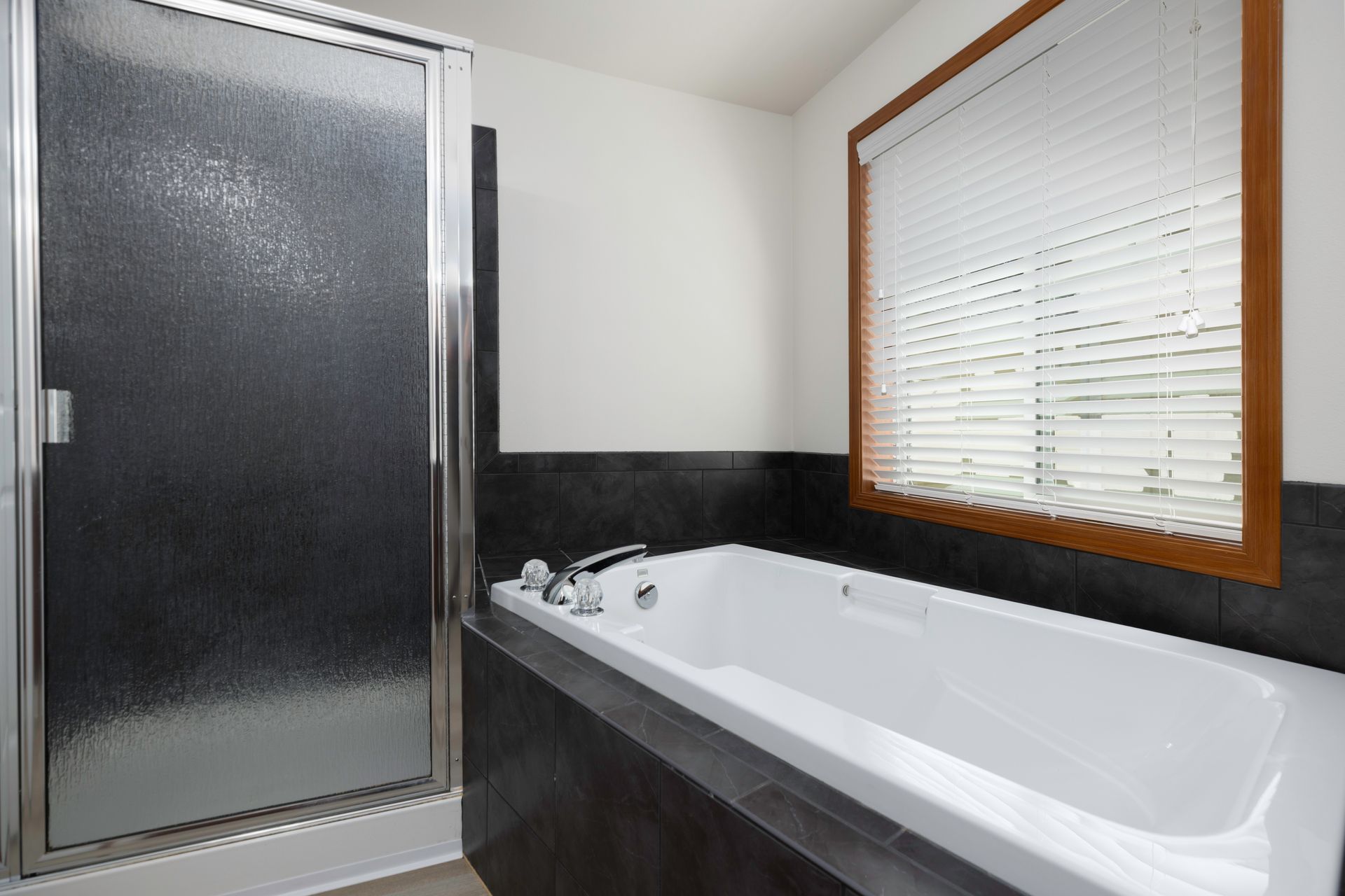 Photo of a spa-inspired bathroom with a shower stall and a separate soak-in tub
