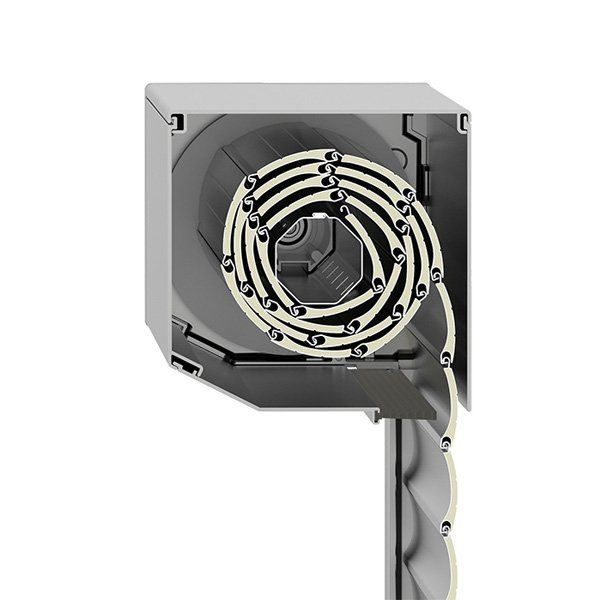 Avvolgicavo in metallo grigio con cavo a spirale bianco e nero montato su un supporto verticale.