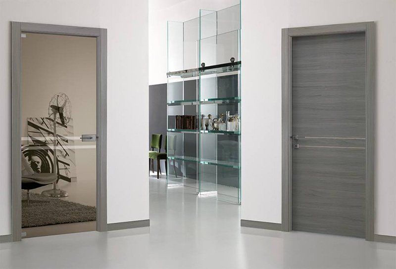 Interno moderno con due porte e una mensola in vetro in un corridoio minimalista