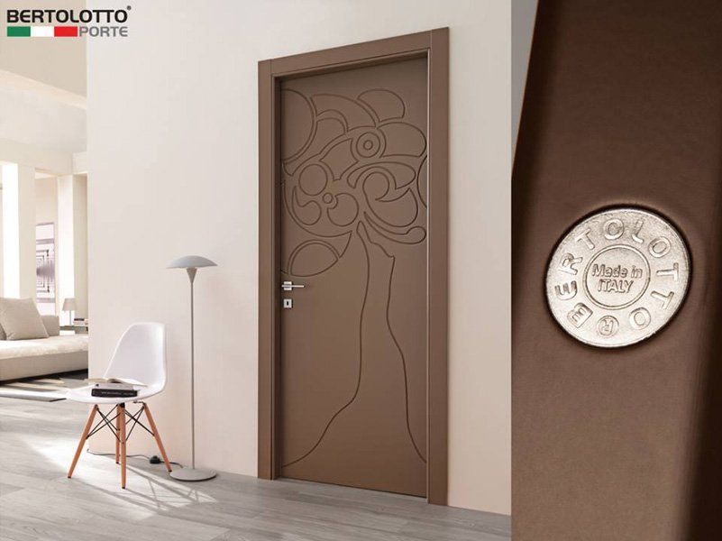 Interno moderno con porta intagliata marrone, sedia e lampada bianche, oltre a un orologio rotondo a parete sulla destra.