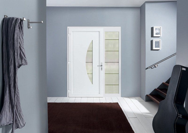 Ingresso moderno con doppie porte bianche, pareti grigie, scale e appendiabiti con portasciugamani