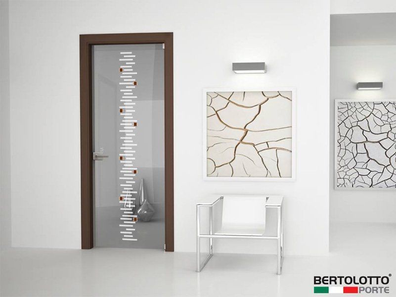 Corridoio minimalista con porta in vetro satinato, sedia bianca, opere d'arte alle pareti e moderne applique.