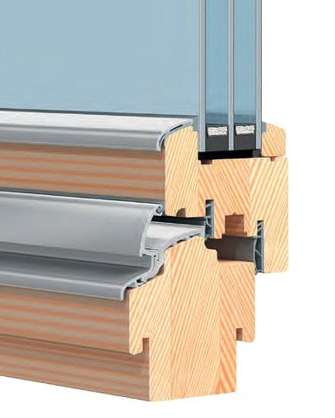 Sezione trasversale di un telaio di finestra in legno con binario metallico e pannello di vetro.