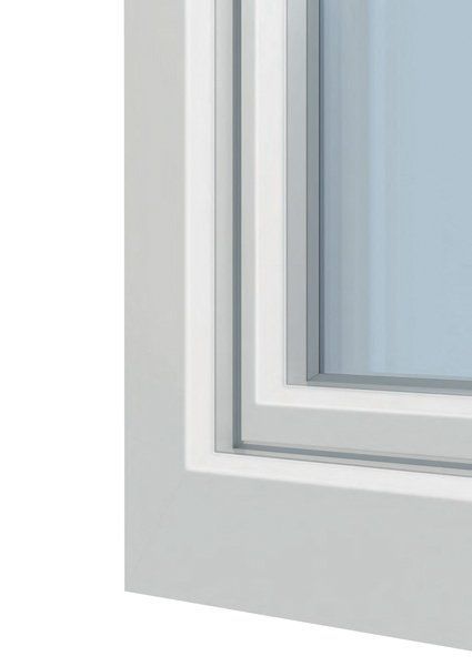 Primo piano di un telaio di finestra bianco con finiture grigie a strati e vetro colorato di blu.